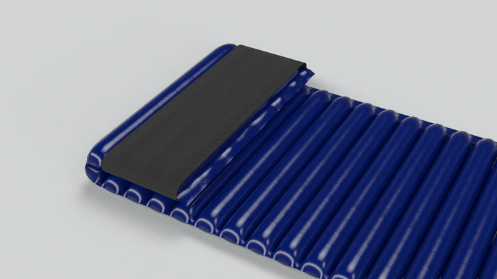 Luftmatratze bestehend aus Polyethylene mit EVOH Barriere und einem Kissenbezug aus Polypropylene non-woven. Die Maßen sind 230x65x6 cm und ist 200 Gramm leicht. Die Farbe ist Blau. Gebrauchte Matratzen können zur Verarbeitung zu neuem Material zurückgegeben werden.